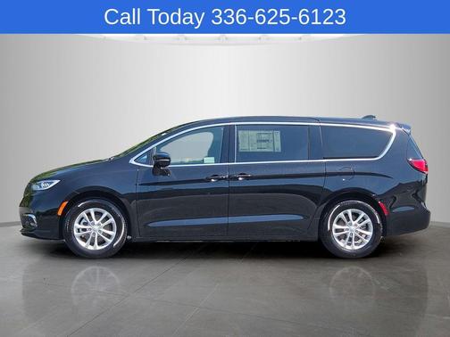 Diamond Black 2026 Chrysler Pacifica Select