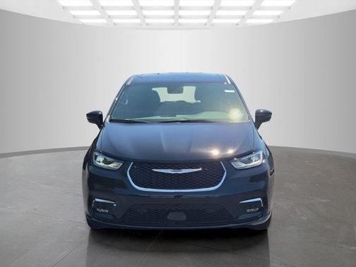 Diamond Black 2026 Chrysler Pacifica Select