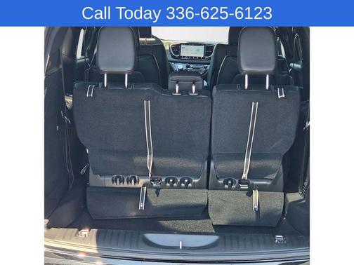 Diamond Black 2026 Chrysler Pacifica Select