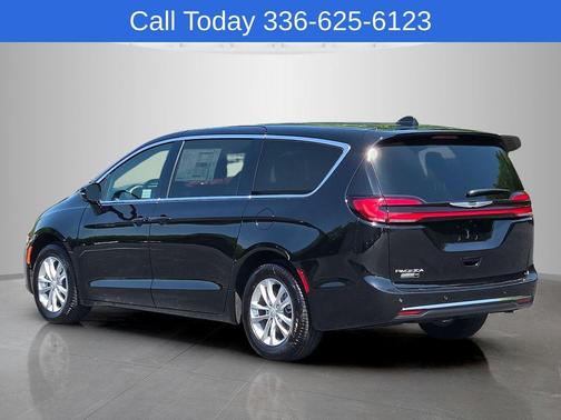 Diamond Black 2026 Chrysler Pacifica Select