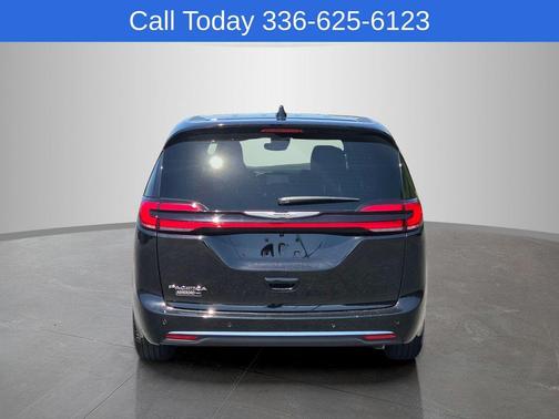 Diamond Black 2026 Chrysler Pacifica Select