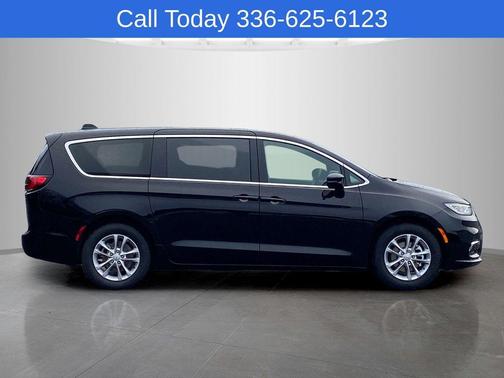 Diamond Black 2026 Chrysler Pacifica Select