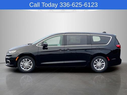 Diamond Black 2026 Chrysler Pacifica Select