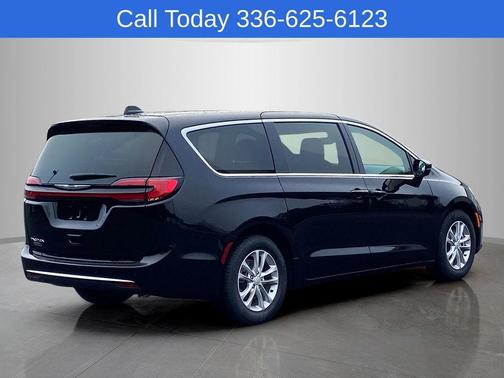 Diamond Black 2026 Chrysler Pacifica Select