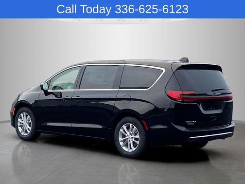 Diamond Black 2026 Chrysler Pacifica Select