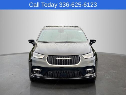 Diamond Black 2026 Chrysler Pacifica Select