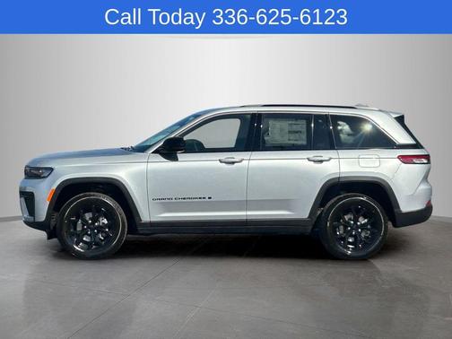 Silver Zynith 2026 Jeep Grand Cherokee Laredo