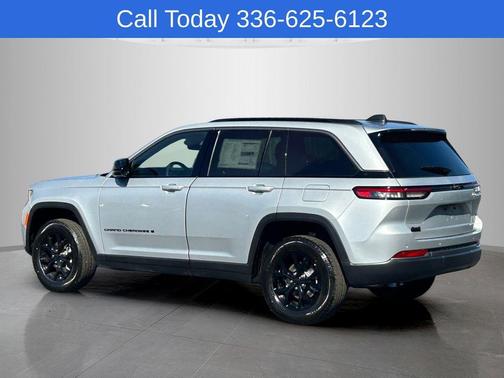 Silver Zynith 2026 Jeep Grand Cherokee Laredo