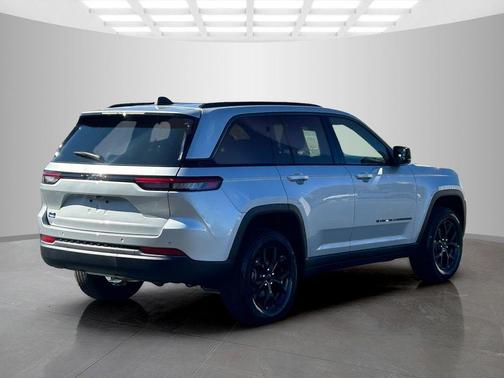 2026 Jeep Grand Cherokee Laredo