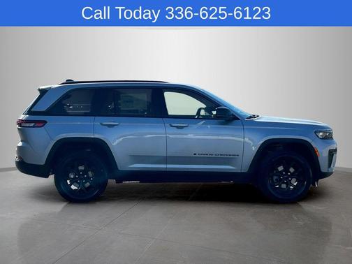 Silver Zynith 2026 Jeep Grand Cherokee Laredo