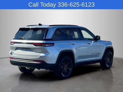 Silver Zynith 2026 Jeep Grand Cherokee Laredo