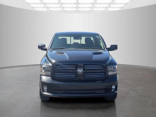 Brilliant Black Crystal Pearlcoat 2017 RAM 1500 Sport