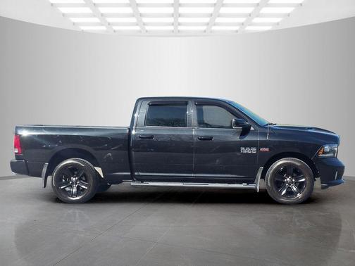 Brilliant Black Crystal Pearlcoat 2017 RAM 1500 Sport