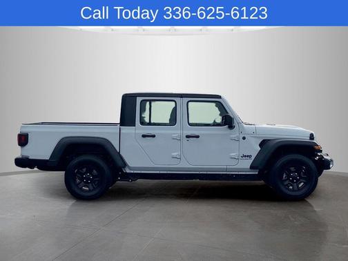 Bright White Clearcoat 2026 Jeep Gladiator Sport