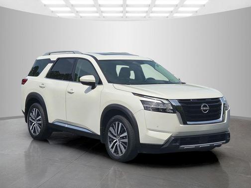 White 2022 Nissan Pathfinder Platinum