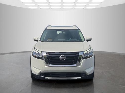 White 2022 Nissan Pathfinder Platinum