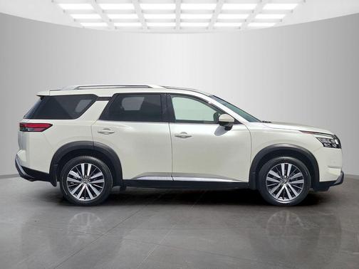 White 2022 Nissan Pathfinder Platinum