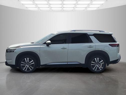 White 2022 Nissan Pathfinder Platinum