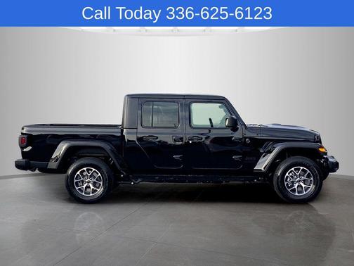 Black Clearcoat 2026 Jeep Gladiator Sport