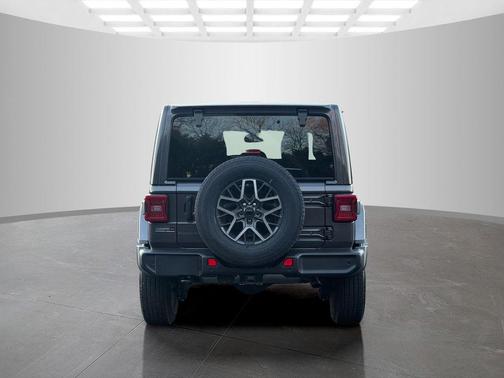 Granite Crystal Clearcoat Metallic 2026 Jeep Wrangler Sahara