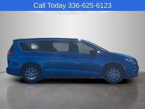 Hydro Blue Pearlcoat 2026 Chrysler Pacifica Select