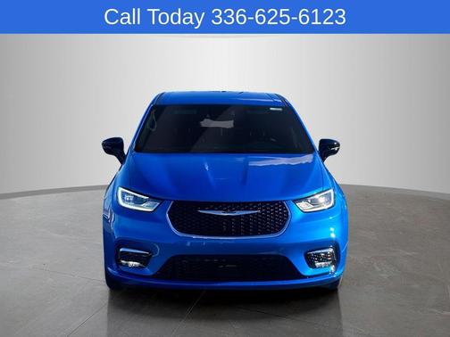 Hydro Blue Pearlcoat 2026 Chrysler Pacifica Select