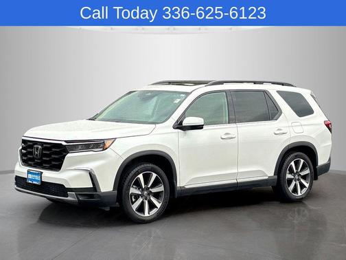 White 2023 Honda Pilot Touring