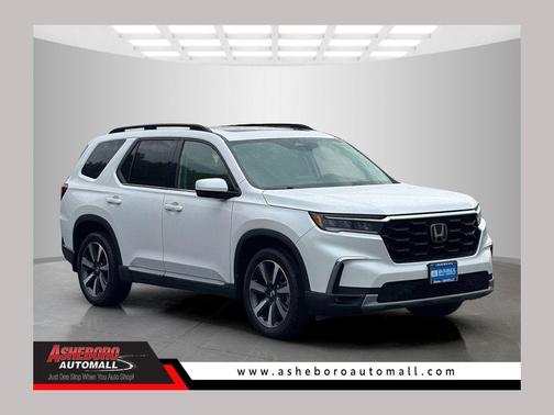 White 2023 Honda Pilot Touring