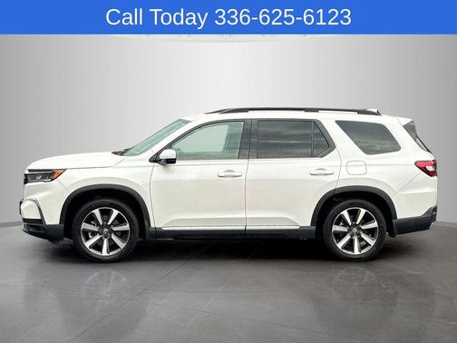 White 2023 Honda Pilot Touring