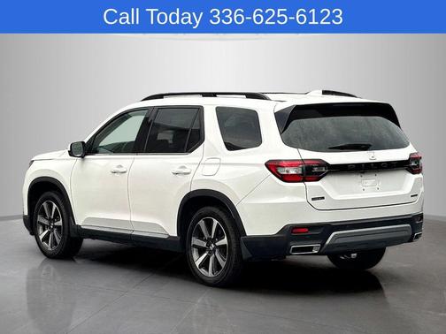 White 2023 Honda Pilot Touring