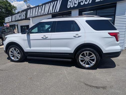 White 2018 Ford Explorer XLT