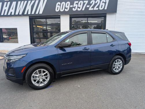 Blue Glow Metallic 2022 Chevrolet Equinox LS