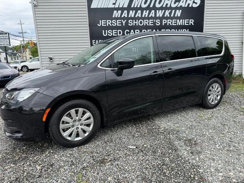 Brilliant Black Crystal Pearlcoat 2021 Chrysler Voyager L