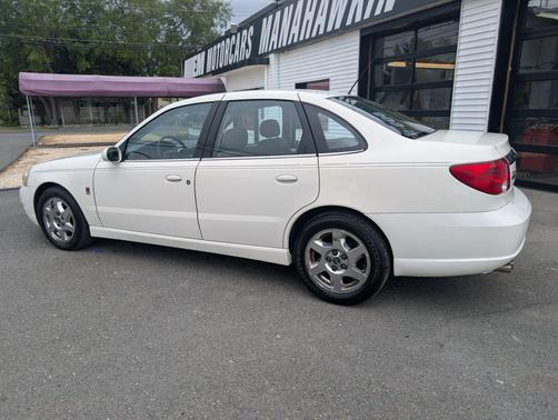 Cream White 2005 Saturn L 300