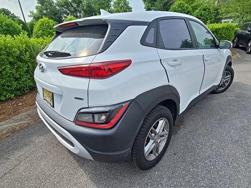 Lunar White 2022 Hyundai KONA SE