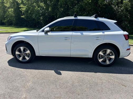 Glacier White Metallic 2023 Audi Q5 40 Premium Plus