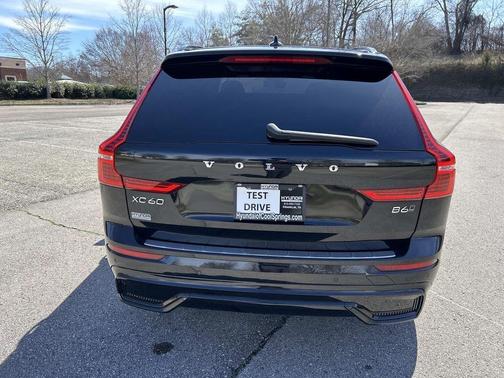 2022 Volvo XC60 B6 R-Design