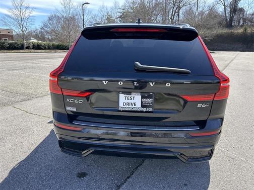 2022 Volvo XC60 B6 R-Design