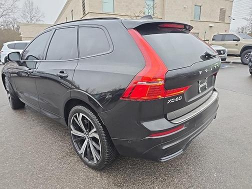2022 Volvo XC60 B6 R-Design