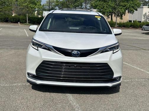 2023 Toyota Sienna Platinum 7 passenger