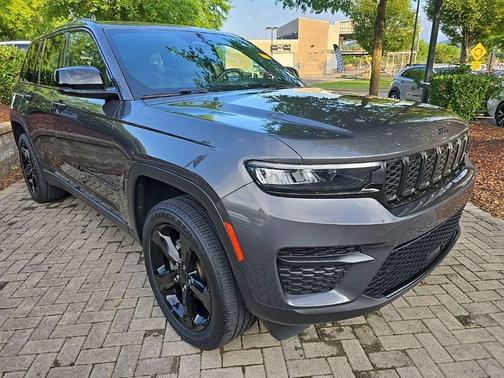 Gray Metallic 2023 Jeep Grand Cherokee Altitude