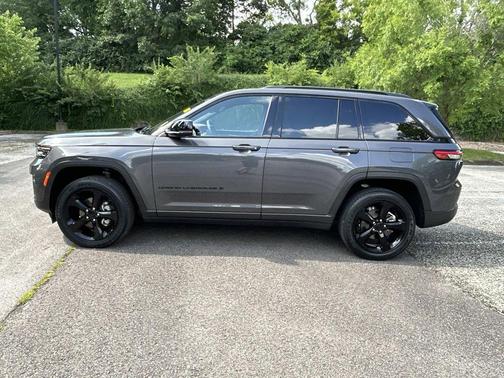 Gray Metallic 2023 Jeep Grand Cherokee Altitude