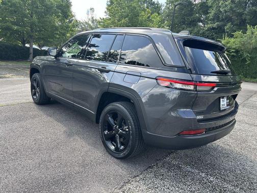 Gray Metallic 2023 Jeep Grand Cherokee Altitude