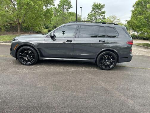 Gray Metallic 2025 BMW X7 xDrive40i