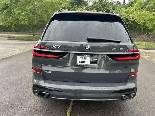 Gray Metallic 2025 BMW X7 xDrive40i