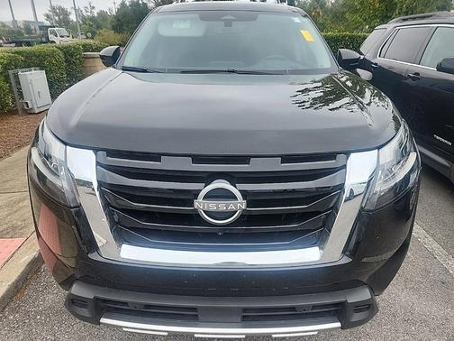 Black 2024 Nissan Pathfinder Platinum