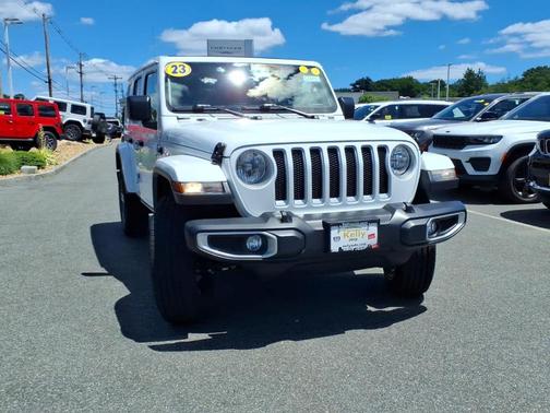 Bright White Clearcoat 2023 Jeep Wrangler Sahara