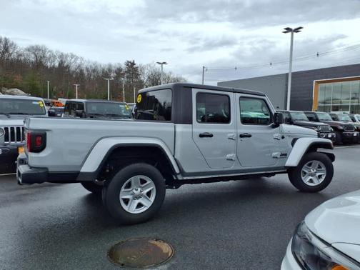 2022 Jeep Gladiator Sport