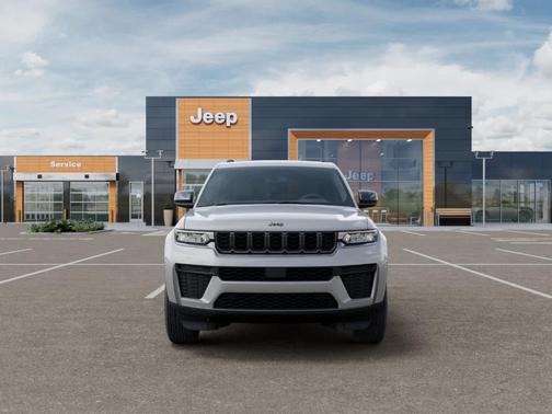 Silver Zynith 2026 Jeep Grand Cherokee Laredo