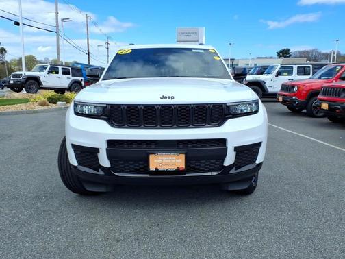 Bright White Clearcoat 2023 Jeep Grand Cherokee L Laredo